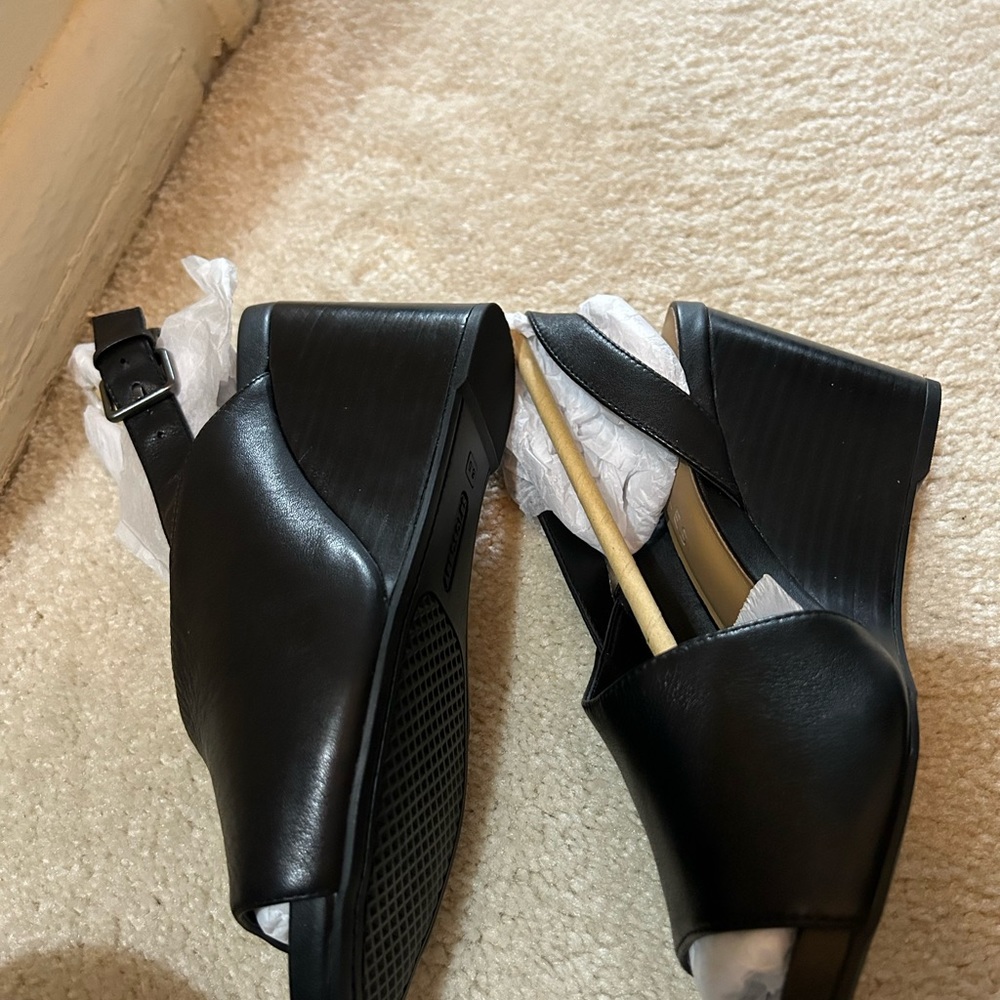 Aerosoles Wedge Shoe - Black Leather - Picture 3 of 6